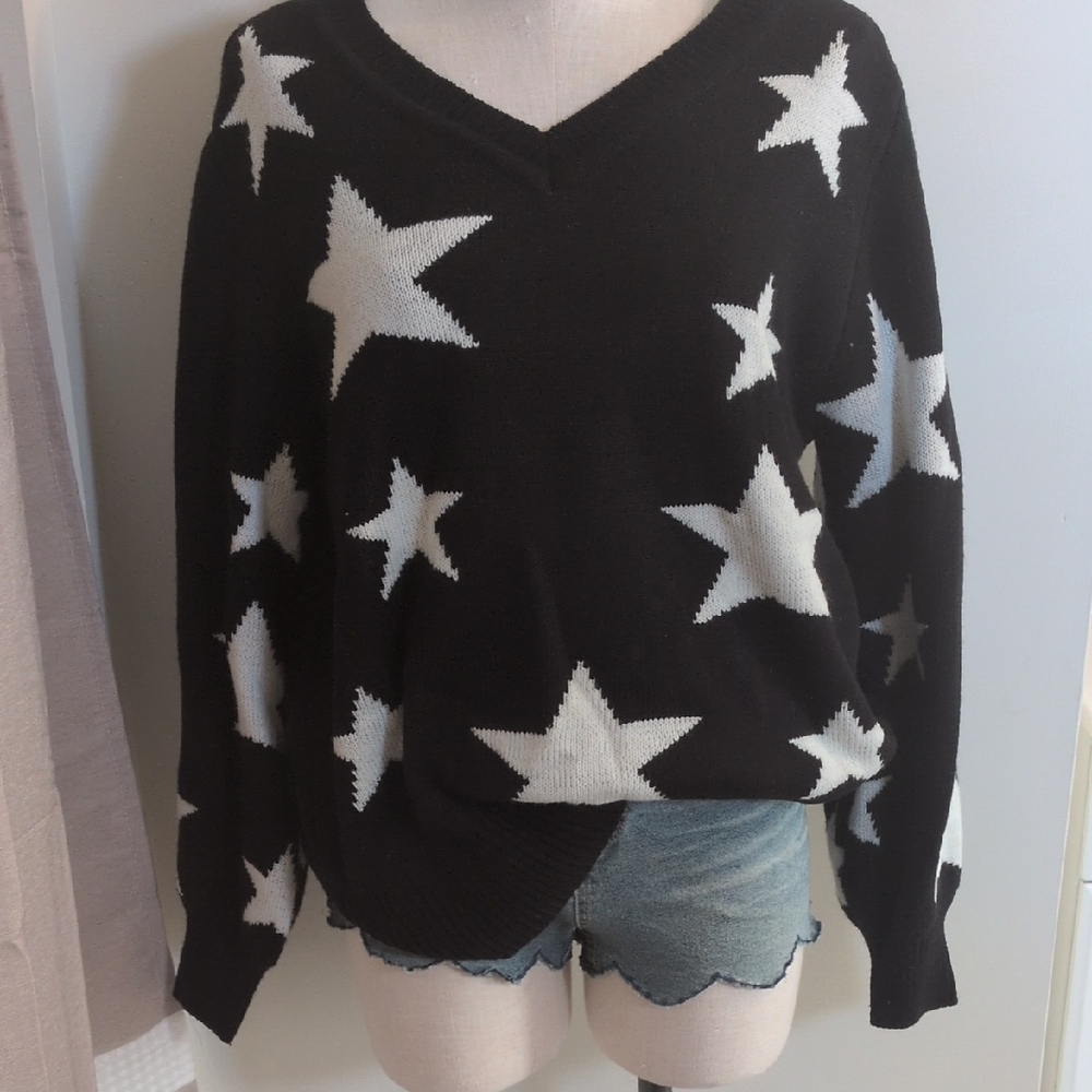 Zenana Outfitters Black and White Star V-Neck Sweater